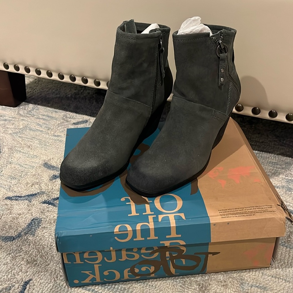OTBT NEW, gray suede boot, 7 1/2